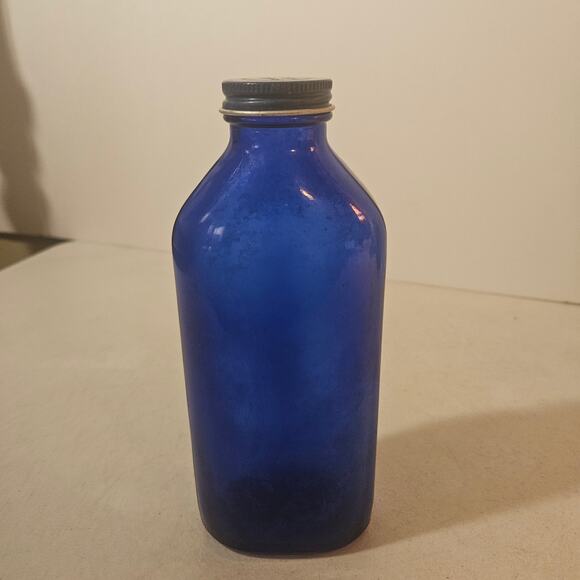 Old vintage cobalt blue glass bottle with metal cap - Picture 6 of 6